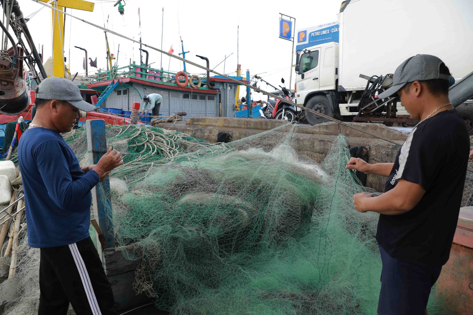 Préparation du matériel de pêche avant de partir exploiter des produits aquatiques au port de pêche de Ninh Co.