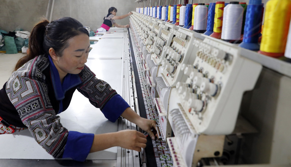 Grâce à des prêts préférentiels, la famille de Mme Cu Thi Do, dans la commune de Khao Mang, district de Mu Cang Chai, province de Yen Bai (Nord), a les conditions nécessaires pour acheter plus de machines à broder et produire du tissu de brocart avec efficacité.