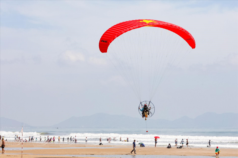 Spectacle de parapente sur la plage de Vung Tau.