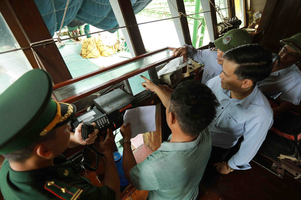 Les forces compétentes de Hai Phong vérifient les équipements de surveillance de la pêche conformément à la réglementation contre la pêche INN avant le départ des navires.