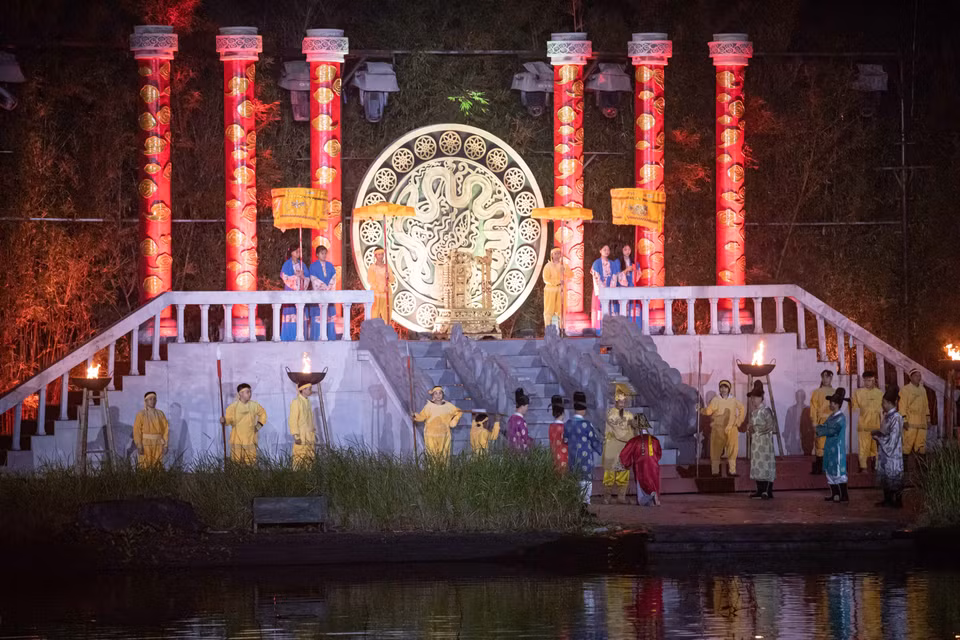 Le spectacle est une histoire complète de la tradition et de la culture du delta du fleuve Rouge. Les spectateurs découvriront six aspects différents de la quintessence culturelle du Tonkin: la poésie, le bouddhisme, les marionnettes sur l’eau, la musique, la peinture et la fête.