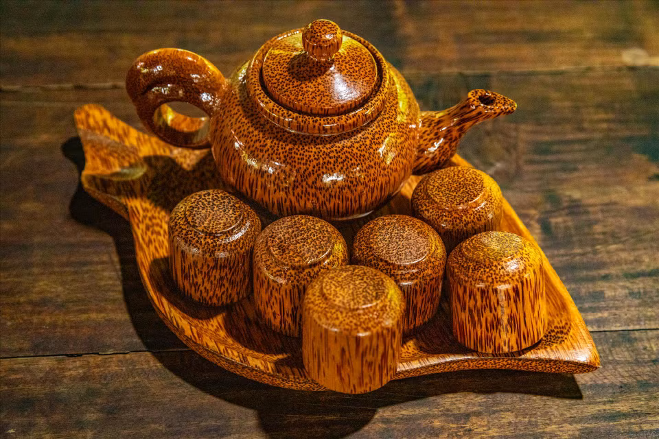 Service à thé en bois de cocotier.
