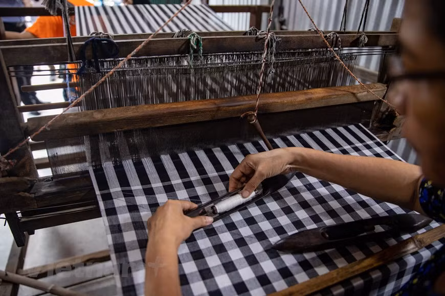 Chaque étape de tissage de brocart demande beaucoup de temps et d'efforts pour fabriquer des produits de qualité.