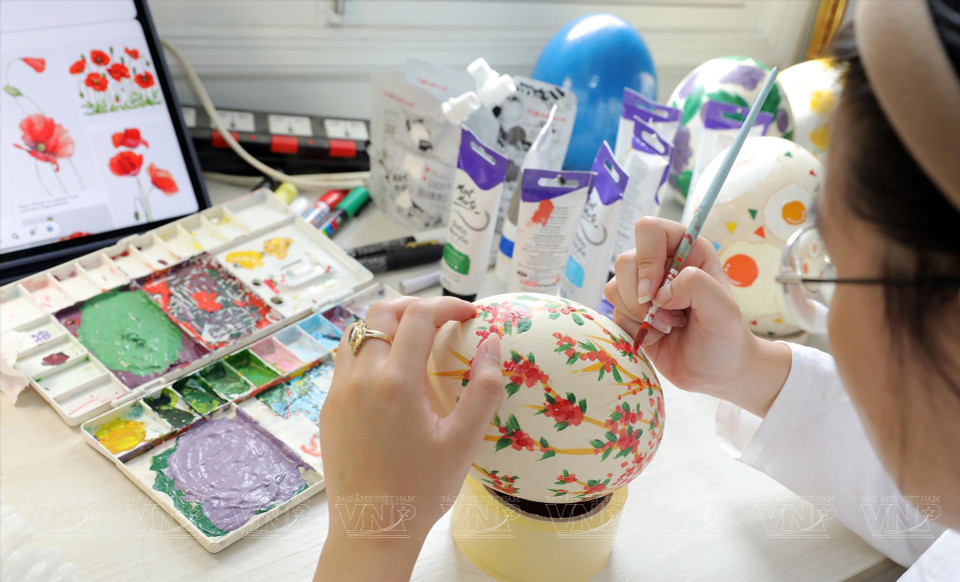 Nguyen Truong Hoang Chau crée une œuvre de fleurs et de fruits frais sur des coquilles d'œufs.