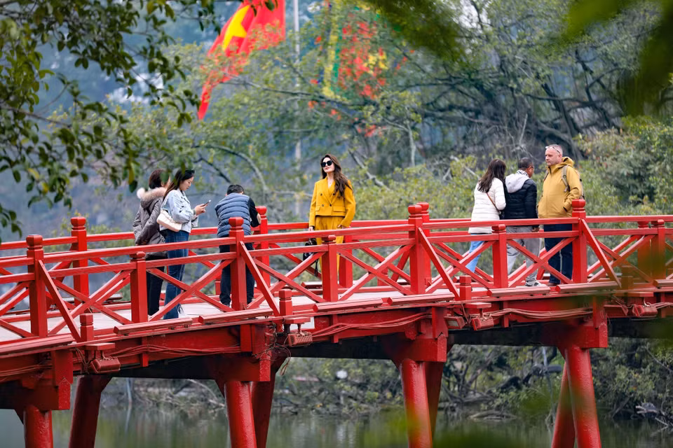 Le pont Thê Húc. Hanoï est une destination idéale pour voyager seul et découvrir par soi-même une culture totalement différente de la sienne. Photo: VNA