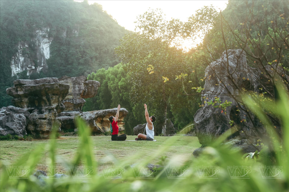 Le site éco-touristique de Thung Nham est une destination où les voyageurs pourront découvrir des valeurs culturelles, de beaux paysages ainsi que la biodiversité du Nord du Vietnam. Il est entouré de forêts tropicales, vallées, grottes, plantes et fleurs. Bref, tout est réuni pour former un superbe cadre autour de son fameux jardin aux oiseaux.