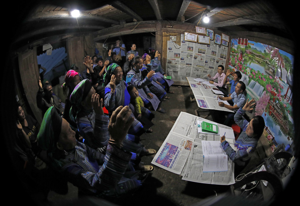 Une réunion du groupe d'examen des prêts au village de Thang Chu Pen, commune de Ta Ngai Cho, district de Muong Khuong, province de Lao Cai.