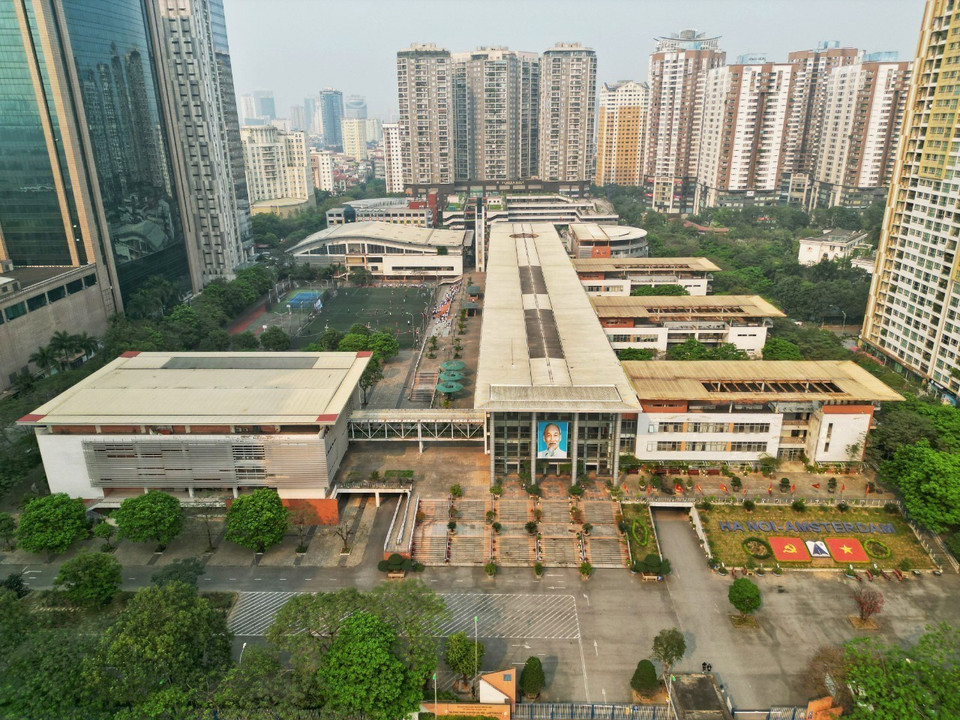 Créé en 1985, le Lycée d’excellence Hanoï - Amsterdam s'est développé et est devenu un berceau de formation de jeunes talents, devenant ainsi une ressource intellectuelle importante du pays. Il est un symbole particulier de l'amitié et de l'humanité entre les habitants des deux capitales en particulier et des deux pays en général. 