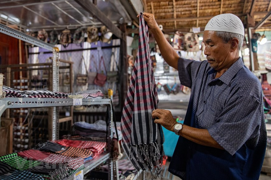 La famille de Mohamad préserve le tissage de brocart des Cham depuis des générations. Mohamad souhaite préserver cet artisanat traditionnel en le combinant au tourisme.
