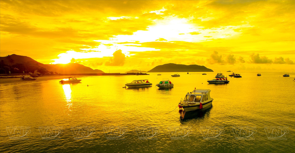 Le district insulaire de Con Dao est un archipel de 16 grandes et petites îles de la province de Ba Ria - Vung Tau, situé dans les eaux méridionales de la Mer Orientale du Vietnam.