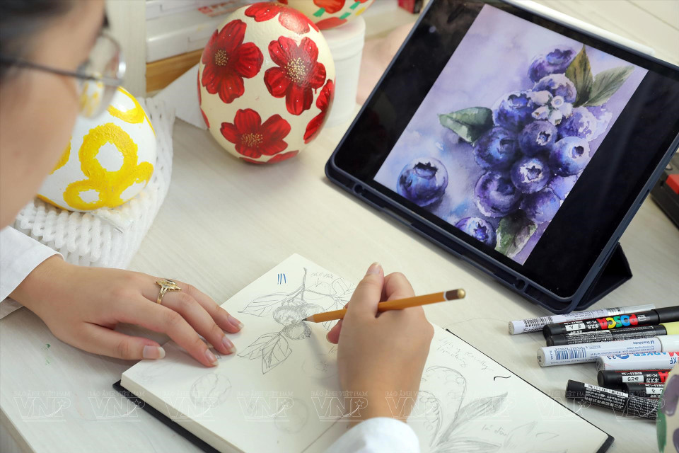 Lire des livres et consulter des documents d'art sont un loisir de Nguyen Truong Hoang Chau.