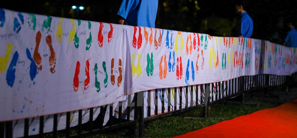 Les empreintes de pied de jeunes sur ​des toiles pour exprimer leur soutien de la protection du rhinocéros.