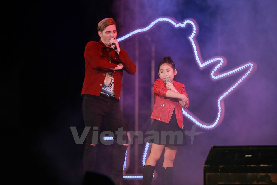 Kyo York et Uyen Nhi interprètent une chanson.