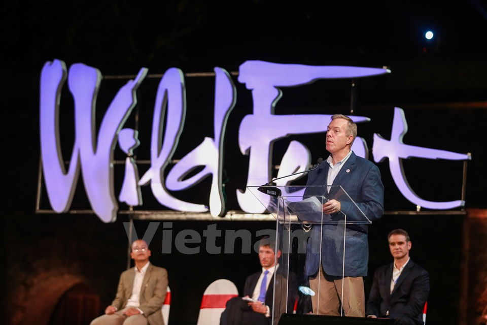 Selon l'ambassadeur des États-Unis Ted Osius, le trafic et la chasse des animaux sauvages, comme le rhinocéros, est une grande menace. 