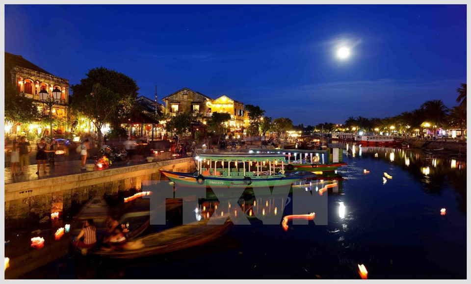 Quand le soir tombe, la ville allume ses lampions. 