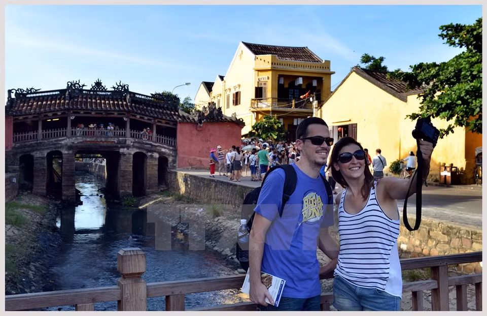 Hoi An constitue un exemple exceptionnellement bien préservé de cité qui fut un port marchand florissant du XVe au XIXe siècles.