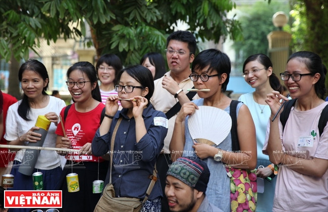 Interaction entre le public et les artistes pour créer des mélodies improvisées.