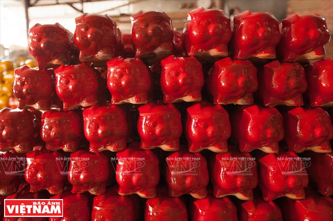 Des tirelires apprêtées avant décoration.