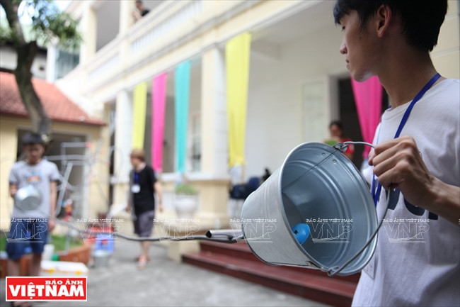 De deux seaux, un instrument de musique est né.