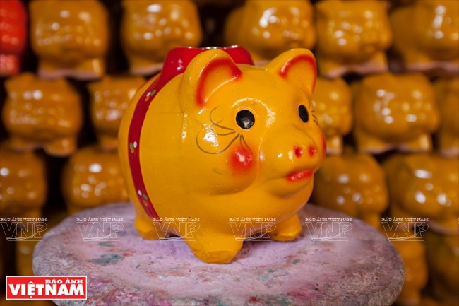 Un cochon-tirelire dont la face est personnalisée.