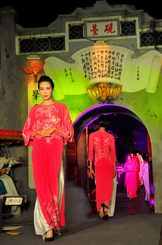 Ce programme de défilé d'ao dai a contribué à honorer la tunique traditionnelle de la femme vietnamienne.