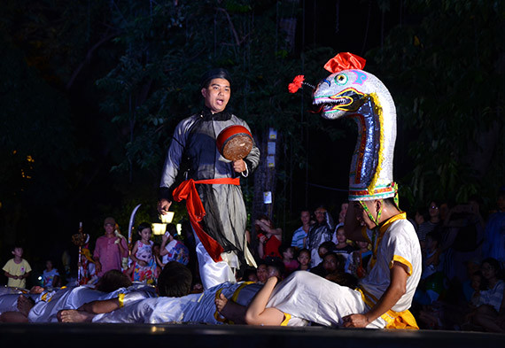 La danse du serpent interprétée durant la fête du génie Linh Lang Dai Vuong de l'arrondissement de Long Biên