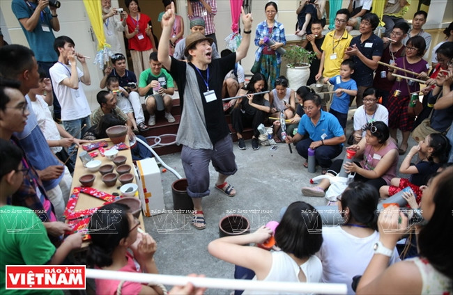 En tant que chef d'orchestre, Otomo Yoshihide a rendu le programme encore plus excitant.