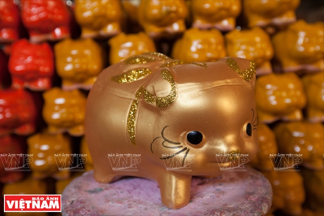 Le cochon-tirelire couleur or est tout particulièrement apprécié de la clientèle.