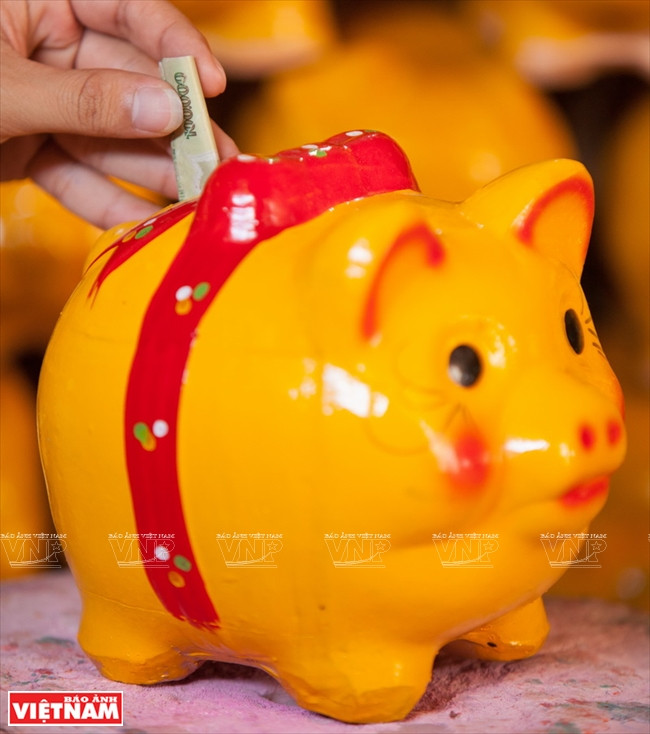 Certains clients préfèrent les cochons-tirelires couleur or. Ces produits sont vendus dans les provinces de Tiên Giang, An Giang, dans le Delta du Mékong, et se vendent très bien à l’occasion de la rentrée scolaire (septembre) et au Nouvel An.
