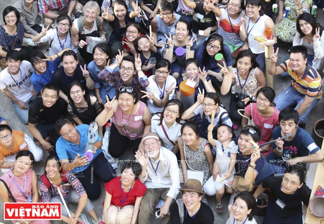 Les artistes et les participants posent pour une photo souvenir.