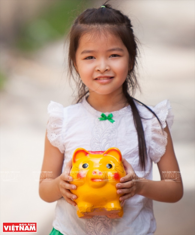 Le cochon-tirelires est surtout utilisé par les enfants pour la petite monnaie. Une fois pleine, ils la cassent et s’achètent des jouets. Cet objet est étroitement associé à l’enfance.