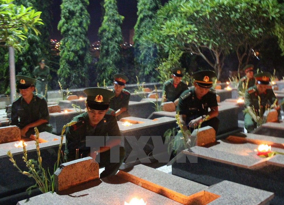 Au cimetière des morts pour la Patrie Hon Dung, province de Khanh Hoa (Centre). Photo: VNA