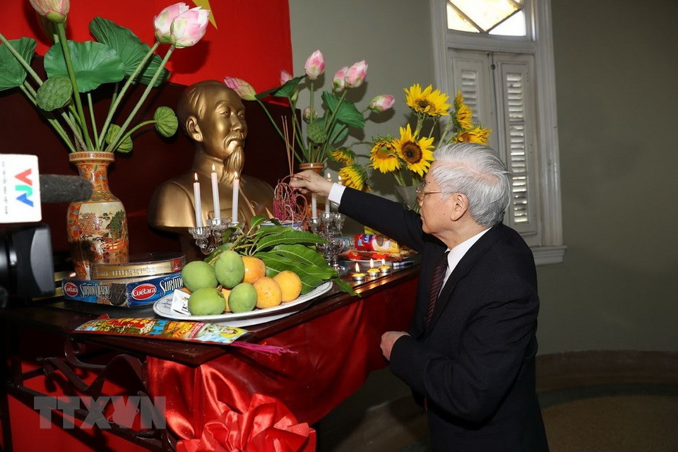 Nguyen Phu Trong offre de l'encens en mémoire du Président Ho Chi Minh à l'ambassade du Vietnam à Cuba. 