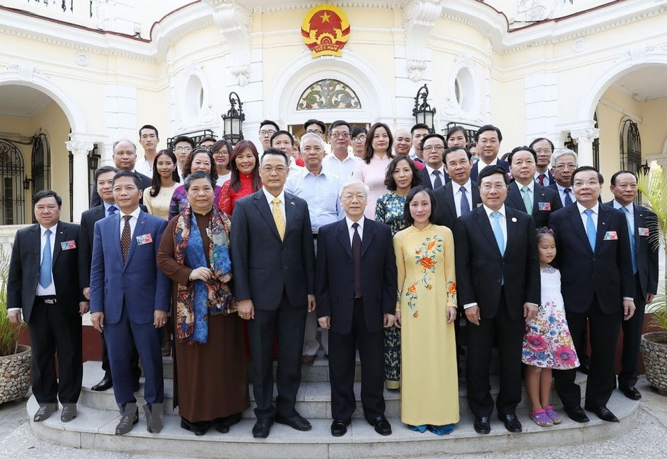 Nguyen Phu Trong prend en photo avec le corps diplomatique vietnamien à Cuba.