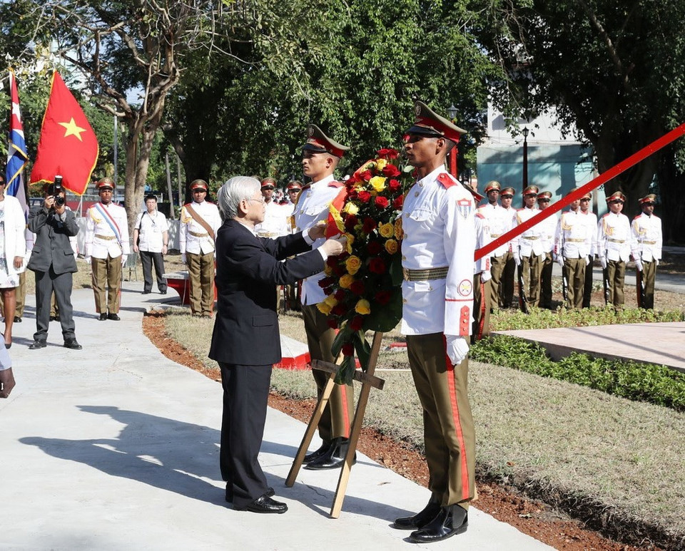 Nguyen Phu Trong dépose une gerbe de fleurs au pied monument du Président Ho Chi Minh. 