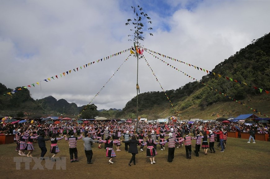 Des membres de l'ethnie H'mong se réunissent pour danser pendant le festival.