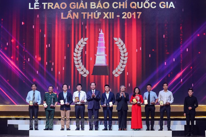 Le président Tran Dai Quang (5e à gauche) et les lauréats des prix A.