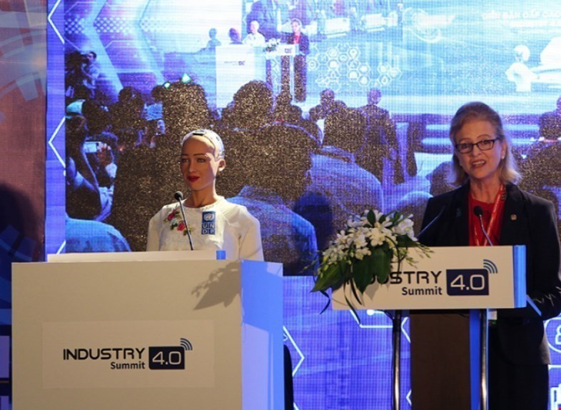 Sophia, le premier robot au monde à obtenir la citoyenneté saoudienne prend la parole lors du Sommet et de l’Exposition internationale de l’industrie 4.0 - 2018 qui s’est tenu le 13 juillet à Hanoi. 