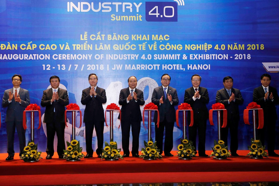 Le Premier ministre Nguyen Xuan Phuc (4e à gauche) et d'autres dirigeants coupent la bande d’inauguration du Sommet et de l’Exposition internationale de l’industrie 4.0 – 2018.