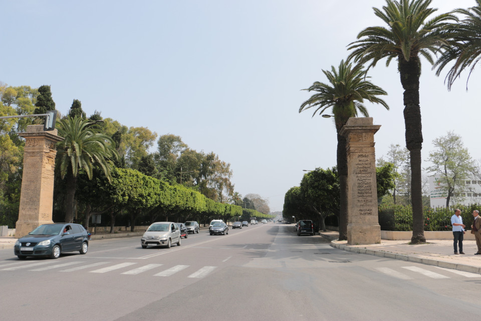 L’avenue de la Victoire, toujours verdoyante, mène directement au Palais Royal.
