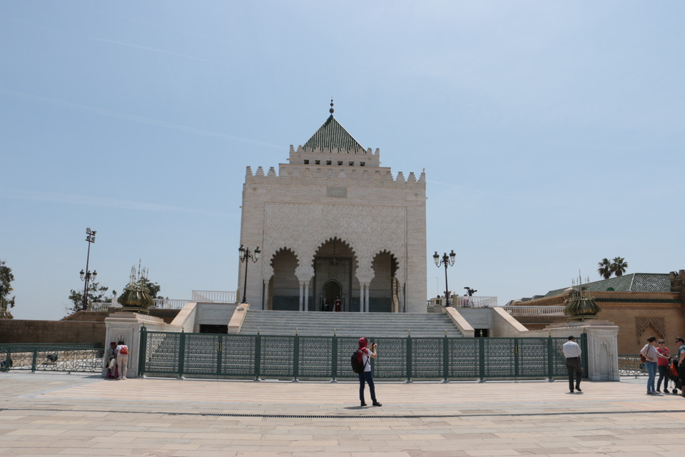 Le mausolée de Mohammed V, construit en 1961, est situé sur l'esplanade de la tour Hassan et en surplomb de l’embouchure du fleuve Bouregreg.