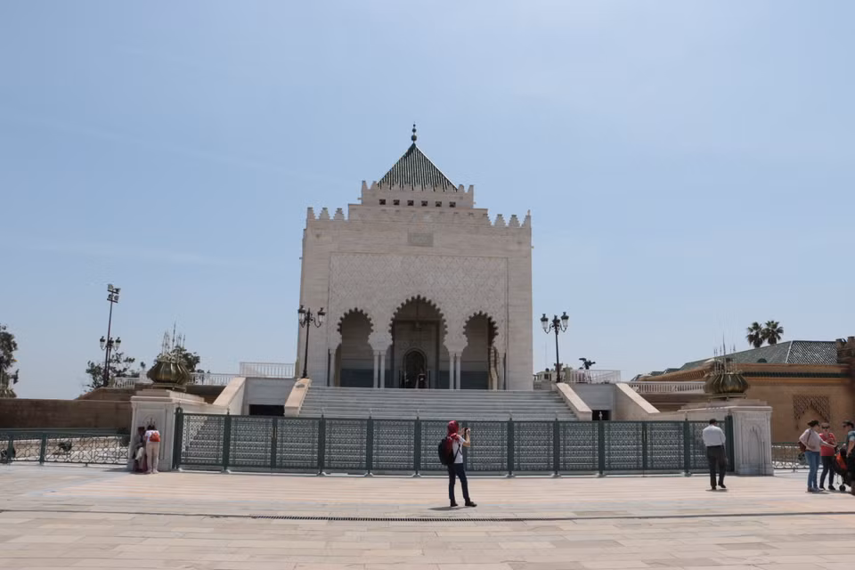 Le mausolée de Mohammed V, construit en 1961, est situé sur l'esplanade de la tour Hassan et en surplomb de l’embouchure du fleuve Bouregreg.