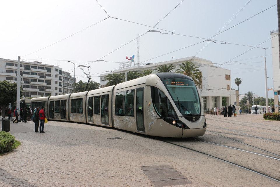 Le tramway urbain qui permet aux gens de découvrir la capitale Rabat et ses environs, fait partie d’un des moyens de transport public préférés des étudiants marocains et des touristes étrangers. 