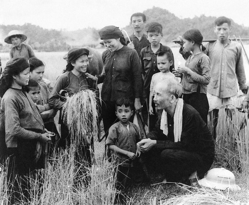 L'Oncle Ho rend visite aux agriculteurs de la coopérative Hung Son, district de Dai Tu, province de Thai Nguyen en 1954. Photo: VNA
