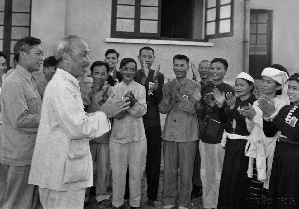 Le Président Hô Chi Minh rencontre les délégués au Congrès national des héros et des soldats d'émulation du secteur de l'agriculture, tenu le 23 mai en 1957, à Hanoï. Photo: VNA 