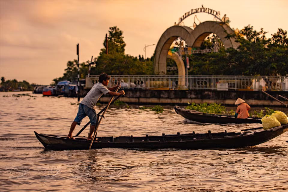 Le marché flottant de Nga Nam, province de Soc Trang, sous les douces lueurs de l'aube.