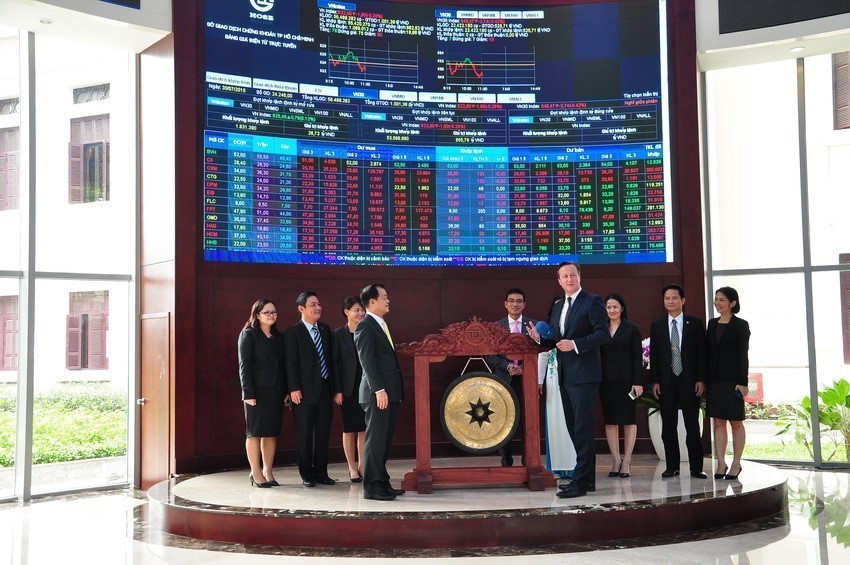 Dans la matinée du 30 juillet 2015, le Premier ministre britannique David Cameron visite la Bourse de Hô Chi Minh-Ville. Sa visite au Vietnam en juillet 2015 affirme l'importance du pays dans la politique étrangère du Royaume-Uni et le potentiel du partenariat stratégique entre les deux pays. 