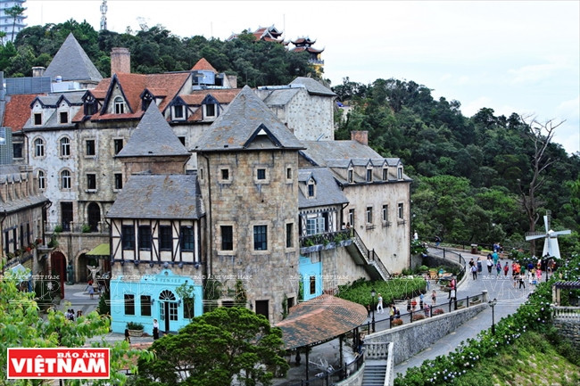 Touristes visitant le village français. Cet endroit à l’architecture européenne ancienne est l'œuvre la plus impressionnante de la zone touristique de Ba Na Hills... 