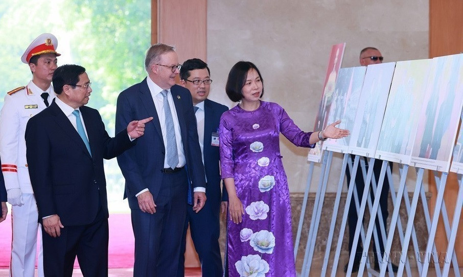 La directrice générale de l'Agence vietnamienne d’Information (VNA) Vu Viet Trang présente au Premier ministre vietnamien Pham Minh Chinh et son homologue australien Anthony Albanese des images marquantes des relations de coopération entre le Vietnam et l'Australie, prises par les journalistes de la VNA (4 juin 2023). 