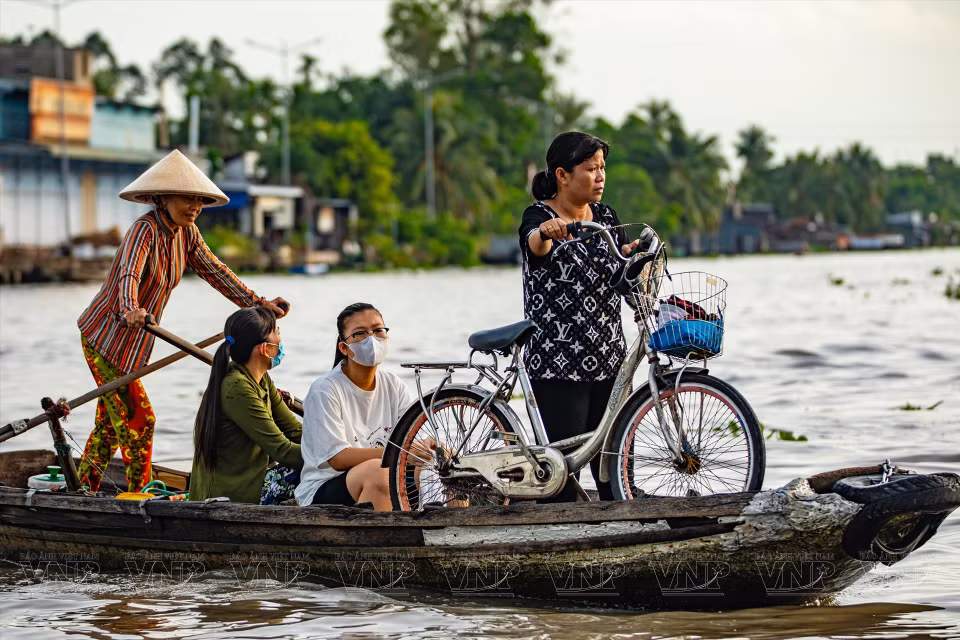 Scène du marché flottant de Nga Nam, province de Soc Trang. 